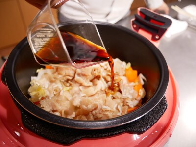 内釜に食材と調味料を入れて、フタを閉め、時間設定とスタートボタンを押すだけ