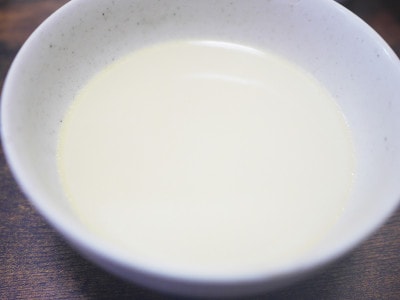 お湯割りしたもの。白濁しているのが、濃厚さの証!