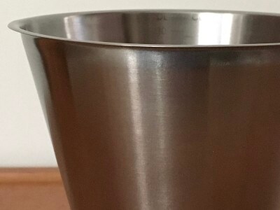 ピカールで磨いたステンレス製計量カップ。