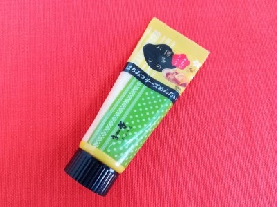 めんたいマヨネーズやめんたいドレッシングよりも、複雑な味を楽しめる「やまや めんたいチューブ」。博多織をデザインしたチューブに入っています