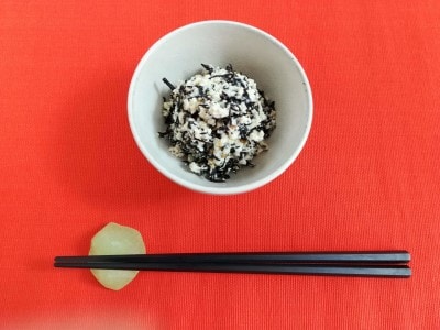 白和えとは、白い衣をまとったような、甘い味付けの和え物のこと