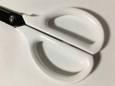 チタンコートハサミ。握り部分