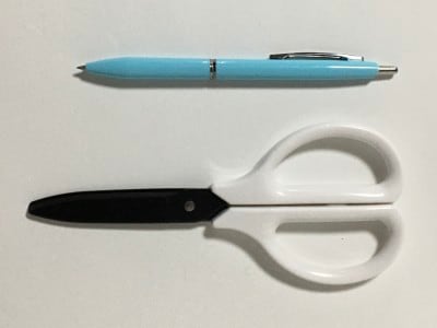 チタンコートハサミとアクロボールボールペン