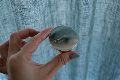 スキンスムーザーのサイズは小さめ。蓋が鏡になっている。