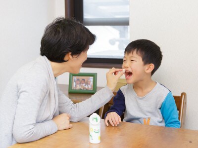 mogを食べる子供