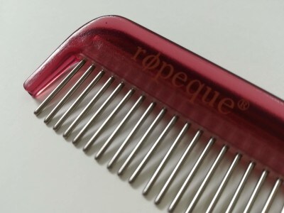 ステンレス製の歯が、樹脂製のコーム本体に取り付けられています
