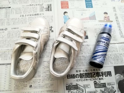 お手入れする前の白いスニーカー。全体に薄汚れています