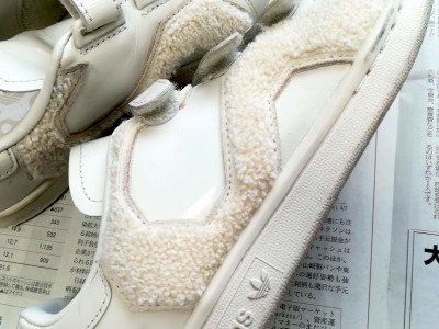 人工のスムースレザーにモフモフが付いています