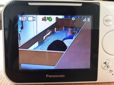 二段ベッドの上で寝ておりました（モニターのボタンで遠隔でカメラを移す方向を動かせます）。