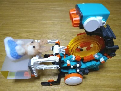 おもちゃを運ぶように、ロボット中央の黄色い輪にオレンジ色のビットをつけてみました