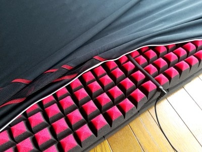 カバーはファスナーで取り外し可能。表地はポリエステル100%(吸水速乾加工)、裏地はポリエステル65% 綿35%