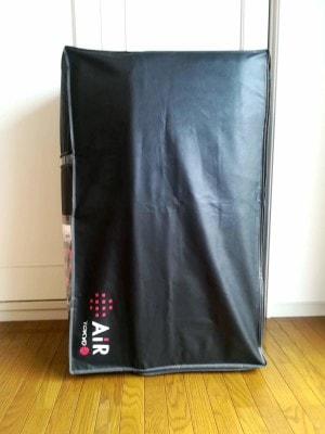 専用のケースもスタイリッシュな黒と赤の配色