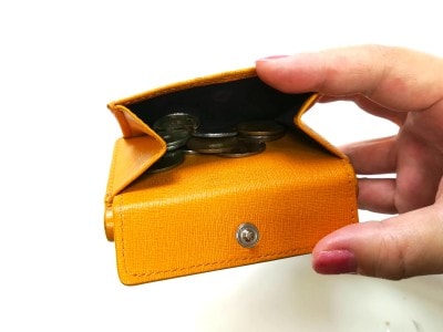 小銭入れはフラップスナップで開閉します。まちがたっぷりあるので、たくさん入ります