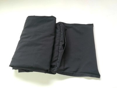 さらに三つ折りにすると、収納ポケットに収まる