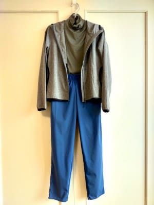アウトドアウェアなどのハイテク素材とのコーディネートがおすすめ