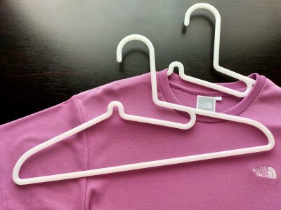 “くぼみ”がデザインされた、無印良品ポリプロピレン洗濯用ハンガー・シャツ用