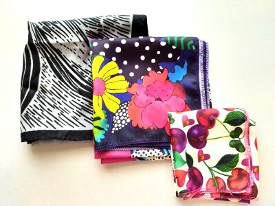 左:KNOT WRAP ビンテージ(75cm×75cm)、中央:KNOT WRAP ワイルドフラワー(70cm×70cm)、右:KNOT WRAP チェリーベイビー(45cm×45cm)