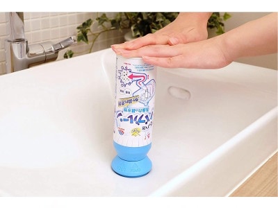 缶を上下に振ってプッシュすると、排水管をマッハ泡で洗浄する