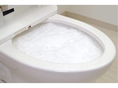 水たまり部分に1袋まるごと投入すると、大量の泡が発生する