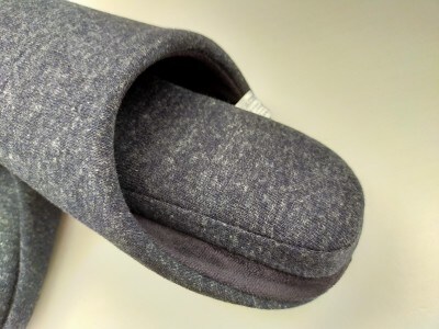 インソールと甲の境目に溜まったほこりを取り除くときは、裏返しにする