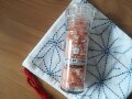 業務スーパーの塩「ヒマラヤピンクソルト」は159円！卓上で挽けるミル付き岩塩