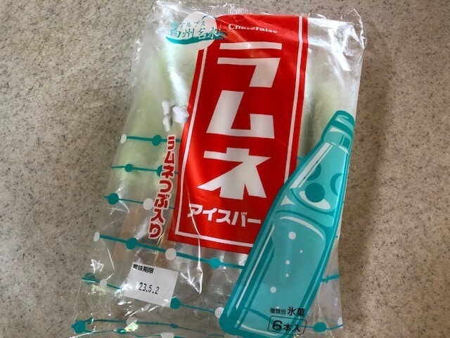 シャトレーゼのラムネアイスバー