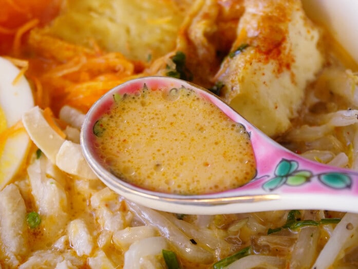 成城石井の「シンガポール風ラクサ」はスープが絶品！