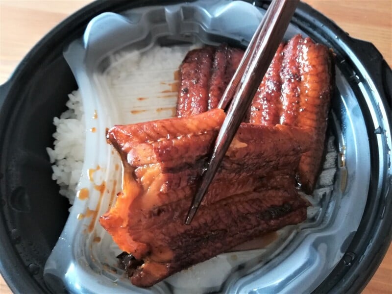 くら寿司の平日限定ランチ「特上うな丼」はふっくら美味しい！お持ち帰りと予約もOK - イチオシ