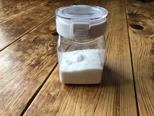 ダイソーの ワンプッシュで開閉できる保存容器 は砂糖や小麦粉を湿気から守る イチオシ