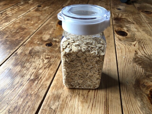 ダイソーの ワンプッシュで開閉できる保存容器 は砂糖や小麦粉を湿気から守る イチオシ