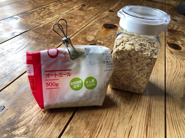 ダイソーの ワンプッシュで開閉できる保存容器 は砂糖や小麦粉を湿気から守る イチオシ