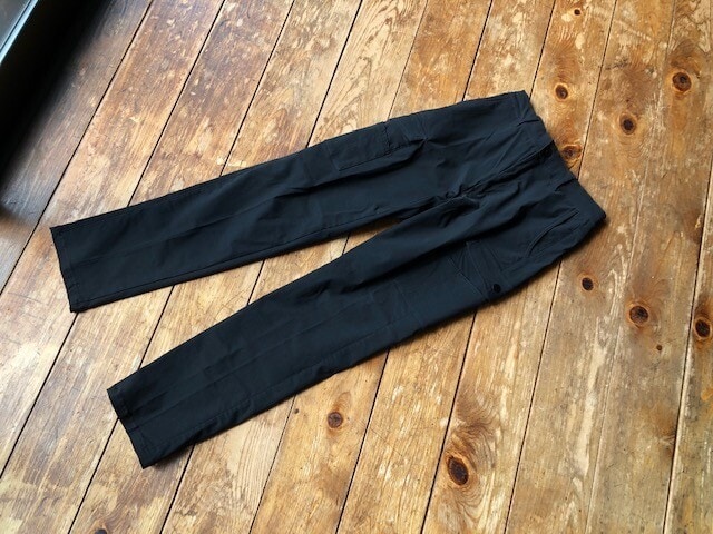 ワークマンの女性用黒ズボン「ジョブラックパンツ」のカーゴタイプはストレッチが凄い イチオシ