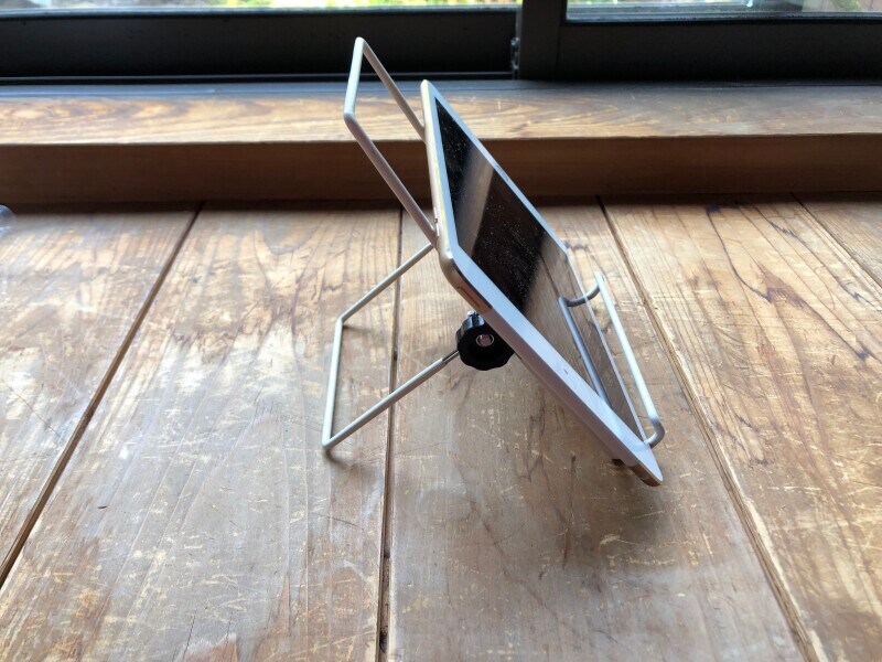 100均のタブレットスタンドを5位までランキング 1位のダイソーは角度調整が優秀 イチオシ