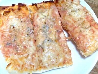 シャトレーゼの「オーブンでそのまま焼けるピザ しらす明太チーズ」は塩気多め
