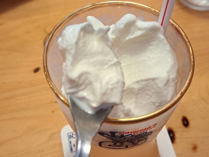 コメダ珈琲の「クリームソーダ白桃」は食べても食べてもソフトクリームが！