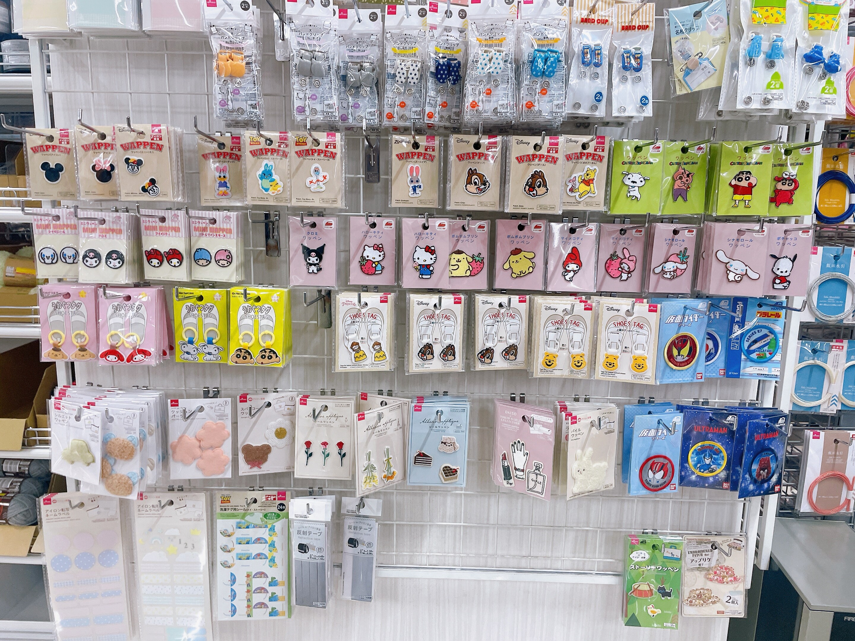 シンプルなデザインからキャラクターものまで幅広く揃うダイソーのワッペン