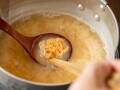 実家を離れる娘に「わが家の出汁のもと」を拒まれて…53歳“尽くす”主婦が家族に疎まれる理由
