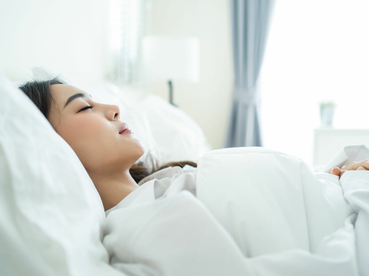 眠る女性