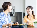 自然といい人が寄ってくる……「周りに恵まれる人」の特徴とは？ 気付いたら人が離れていく人との違い