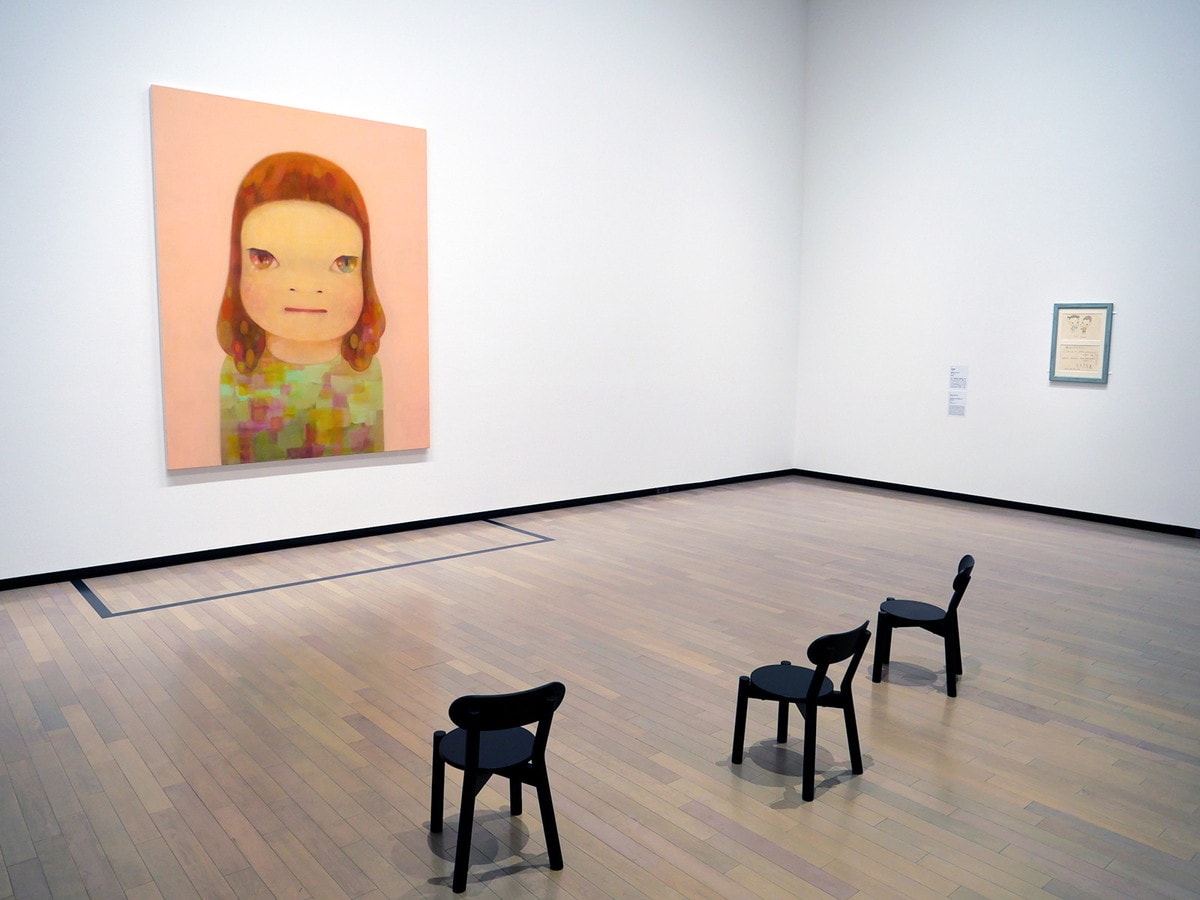 「おかえり、ヨコハマ」展示風景より、奈良美智《春少女》2012年、 奈良美智《横浜の子どもたちへ》2001年 (C)YoshitomoNara