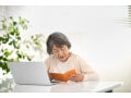 繰り上げ受給で月の年金約8万円「年金額よりも支出額の方が多くなる」65歳女性が語る老後生活
