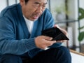 54歳・年収200万円浪費家男性「積立投資をしていなければマズいことなっていたと思う」