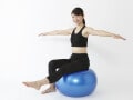 バランスボールの効果とは？使い方や初心者向けの体幹トレーニングを解説【動画付き】